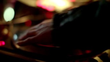 Disko kulübü Nightlife eğlence konseptinde DJ 'in parti müziği, modern CD çalışını kapatın..