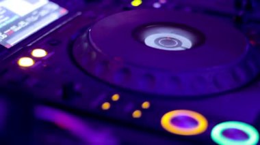 DJ ellerinin Gece Kulübü Disko Partisinde DJ Karıştırıcı Kontrol Masası çalmasını kapat