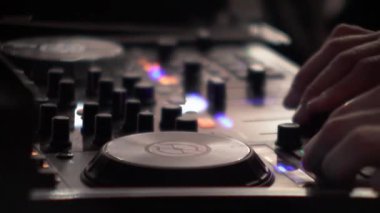 DJ ellerinin Gece Kulübü Disko Partisinde DJ Karıştırıcı Kontrol Masası çalmasını kapat