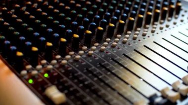 Bir elin yakın plan parmakları. Ses Kaydı Müziği Seviyesi. Yapımcı ses stüdyosunu açıyor.