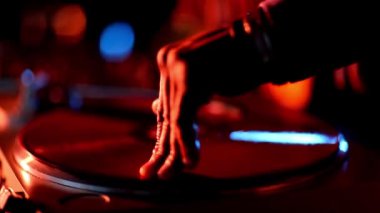 DJ 'in elleri kapalı müzik çalar. Gece konseri konseri için müzik karıştırır ve çizer..