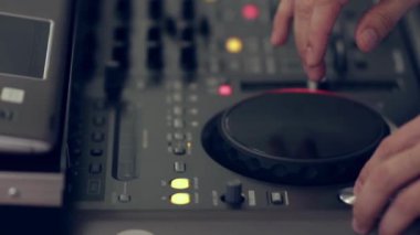 Bir Disko Partisinde DJ 'in elleri bir araya getiriliyor. Disko jokeyi DJ mikseri yapıyor.