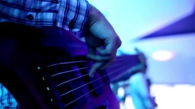 Elektro gitar çalan erkek elleri. Rock Jazz Pop müzik tarzı konser stüdyosunda çalıyor. Sanatçı hobisi