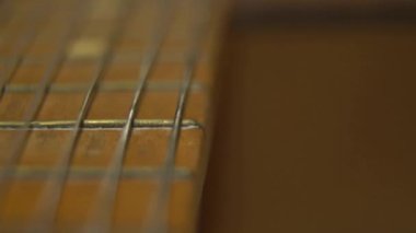 Müzik gitarlarını kapat. Müzik, müzik, müzik, müzik, müzik, müzik, akustik gitar. Yavaş çekim