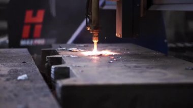 Endüstriyel lazer kesme üretim teknolojisi lazer makine teknolojisinden kıvılcımlar saçar.