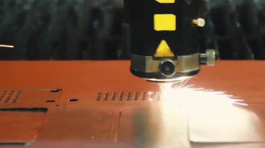 Metal kesimi. Laser CNC 'den kıvılcımlar uçuşuyor. Metali ışık kıvılcımı ve modern endüstriyel teknoloji ile kesiyorlar.