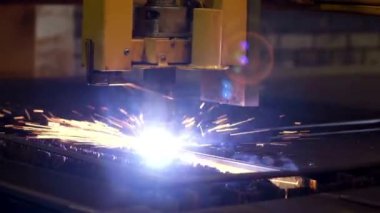 Metal lazer kesimi, modern endüstriyel teknoloji. Yakın çekim lazer ışını kesme imalatı. Sanayi teknolojileri, üretim süreçleri
