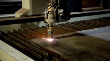 Plazma lazer kesici metal levha fabrikada parlak pırıltı Yüksek duyarlı CNC lazer makinesi