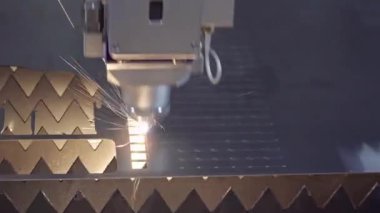 Laser kesme makinesi, metal levhaya CNC fiber oyma kalıpları ile modern makine. endüstri çalışması