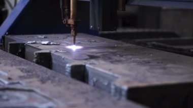 Modern Teknolojik Cnc Kesici Güç Eylemi. Metalik Ağır Sanayi. Metal Lazer Yakın plan Çekimi