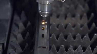 Metal lazer kesimi, modern endüstriyel teknoloji. Yakın çekim lazer ışını kesme imalatı. Sanayi teknolojileri, üretim süreçleri