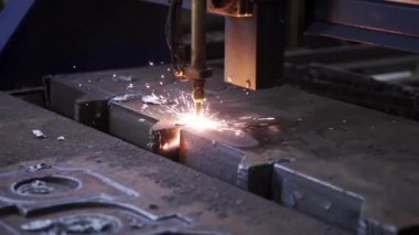 Yüksek hassasiyetli CNC lazeri kıvılcımlı metal kesimi, modern endüstriyel teknoloji..