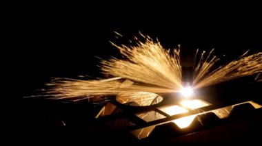 Yüksek hassasiyetli CNC lazeri kıvılcımlı metal kesimi, modern endüstriyel teknoloji..