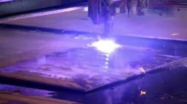 Fiber Lazerin Kapanışı Metali kıvılcım işleme teknolojisiyle kesme
