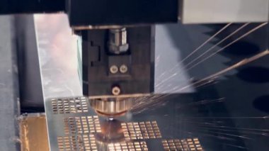 Fiber lazer makinesi, kıvılcım saçan ışık teknolojisi üreten metal levha kesiyor.