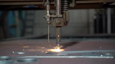 Metal lazer kesimi, modern endüstriyel teknoloji. Yakın çekim lazer ışını kesme imalatı. Sanayi teknolojileri, üretim süreçleri