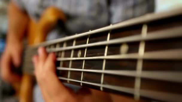 人間の手はアコースティックギターを弾く ロックジャズコンサートスタジオでポップ音楽スタイルのプレイ アーティスト趣味 — ストック動画