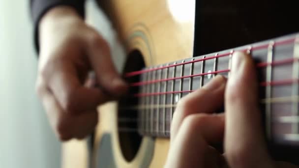 Крупним Планом Пальці Людини Струнні Акустичні Гітарні Струни Музикант Гітарист — стокове відео