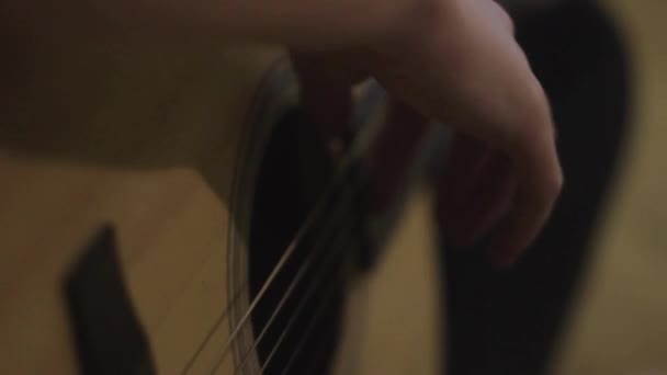 Primer Plano Hombre Mano Jugando Guitarra Irreconocible Persona Strum Instrumento — Vídeo de stock