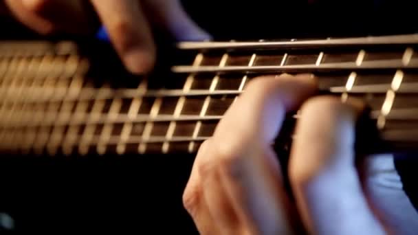 Крупним Планом Гітара Грає Медіатор Рук Гітариста Грає Струни Баса — стокове відео