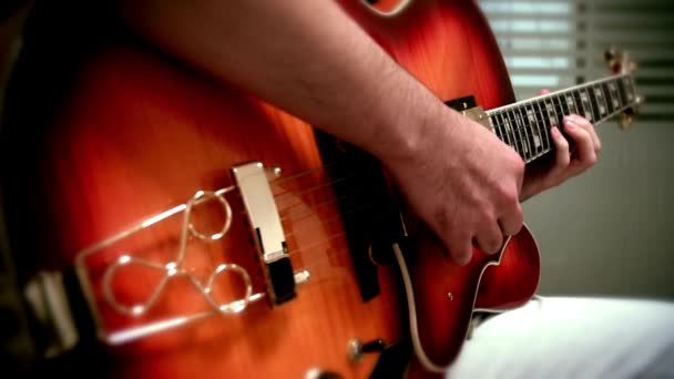 弹吉他的人把乐器靠得很近 在吉他上大声地弹奏 摇滚吉他手 — 图库视频影像