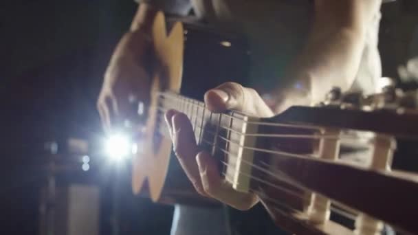 Чоловік Грає Гітарі Запис Пісні Струнні Гітарні Струни Музикант Тренує — стокове відео