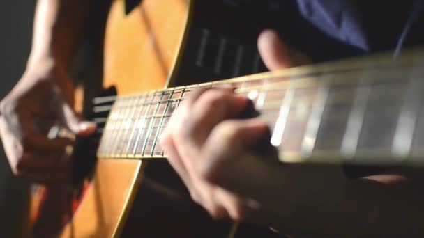 Hombre Tocando Guitarra Cerca Instrumentos Musicales Eléctricos Tocando Fuerte Guitarra — Vídeos de Stock