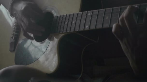 男人的手在弹吉他 摇滚音乐流行风格在音乐会演播室演奏 艺术家的业余爱好 — 图库视频影像