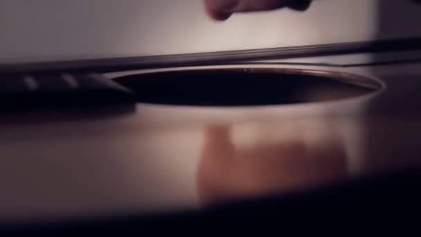 음향학 손가락으로 어쿠스틱 기타를 연주하는 클로즈업 손가락 — 비디오