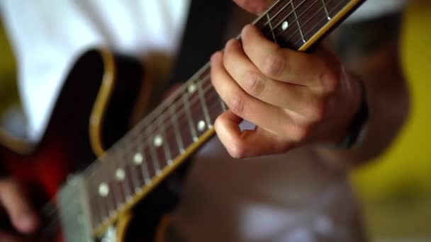 Fechar Mãos Homem Joga Braço Acústico Corda Guitarra Fretboard Acorde — Vídeo de Stock