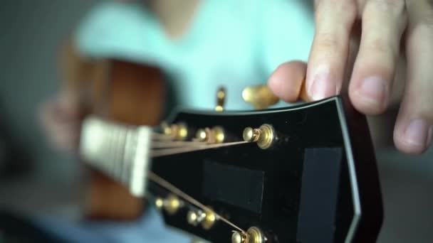 男吉他手在室内低音摇滚音乐会上弹奏吉他 — 图库视频影像