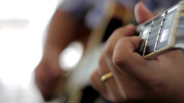 Мужчина Гитарист Играющий Электробас Гитаре — стоковое видео