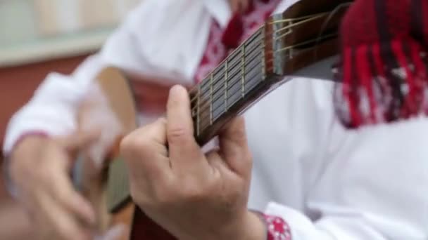 Gros Plan Homme Jouant Guitare Traditionnelle Espagne Musique Orchestre Interprète — Video