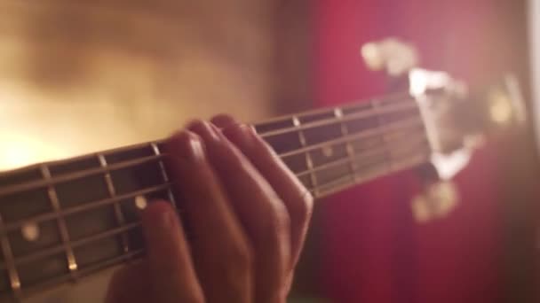 Крупный План Гитарист Рука Барабанная Электрогитара Шея Струны Руки Крупным — стоковое видео