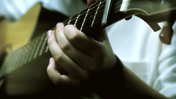 Primer Plano Hombre Mano Jugando Guitarra Irreconocible Persona Strum Instrumento — Vídeos de Stock