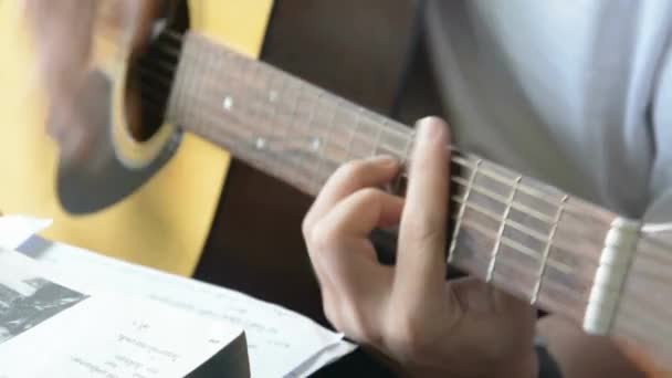 Primer Plano Hombre Mano Jugando Guitarra Irreconocible Persona Strum Instrumento — Vídeos de Stock