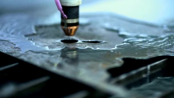 用数控纤维在金属板上刻有图案的激光切割现代机器 行业工作 — 图库视频影像