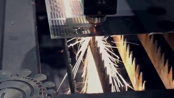 高精度数控机床中明亮闪光等离子体激光切割金属片 — 图库视频影像