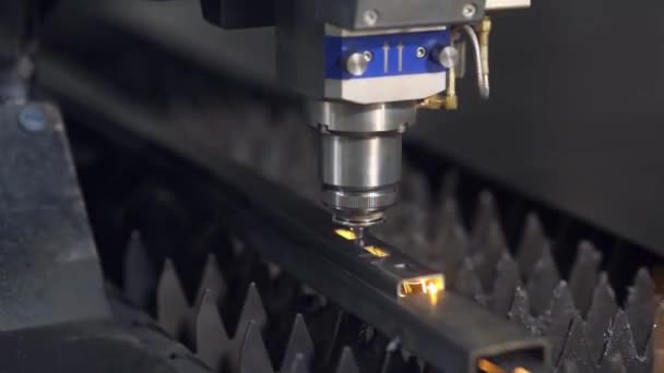 金属铁件切割材料激光闭塞的现代工艺Cnc切割功率作用 — 图库视频影像