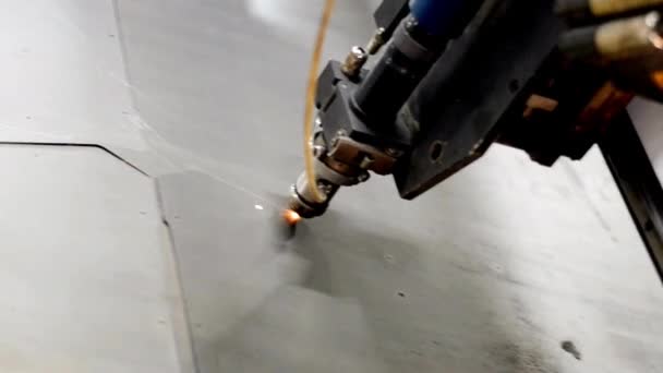 Laserschneiden Moderne Maschine Mit Cnc Fasergravur Muster Auf Blech Branchenarbeit — Stockvideo