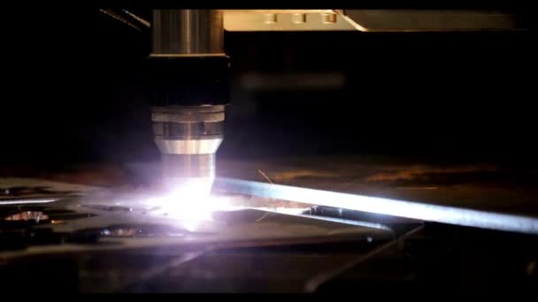 Máquina Solda Corte Laser Com Efeito Faíscas Luz Fundo Escuro — Vídeo de Stock