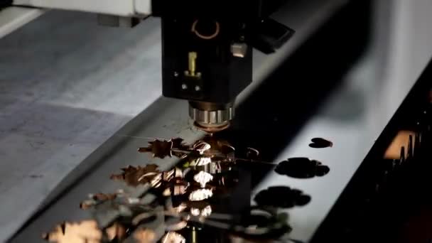 高精度激光切割机切割金属薄片的细节 火花飞散燃烧通过 特写机 — 图库视频影像