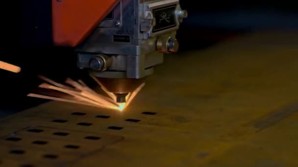 高精度激光切割机切割金属薄片的细节 火花飞散燃烧通过 特写机 — 图库视频影像