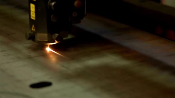 Industriële Laser Snijden Verwerking Fabricage Technologie Vonken Vliegen Van Laser — Stockvideo