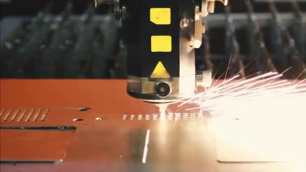 Hög Precision Cnc Laserskärning Metall Med Gnistljus Modern Industriteknik — Stockvideo