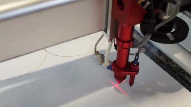 Close Van Fiber Laser Snijden Metaal Met Vonken Verwerking Fabricage — Stockvideo