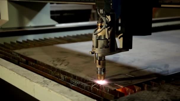 Laserskärmaskin Som Arbetar Med Plåt Med Gnistor Vid Fabrik Metallbearbetning — Stockvideo