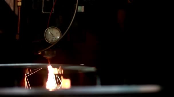 工业金属加工工厂用带火花金属片激光切割机 — 图库视频影像