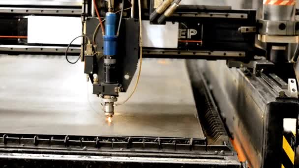 Lasersnijmachine Werkend Met Plaatmetaal Met Vonken Fabriek Metaalbewerking Industrieel — Stockvideo