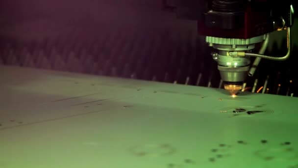 Närbild Gnisttändning Automatiserad Plasma Laser Skärmaskin Arbetar Med Metall Arbetsstycket — Stockvideo